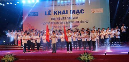 Các đại biểu thanh niên, sinh viên kiều bào biểu diễn văn nghệ tại lễ khai mạc Trại hè Việt Nam 2016.